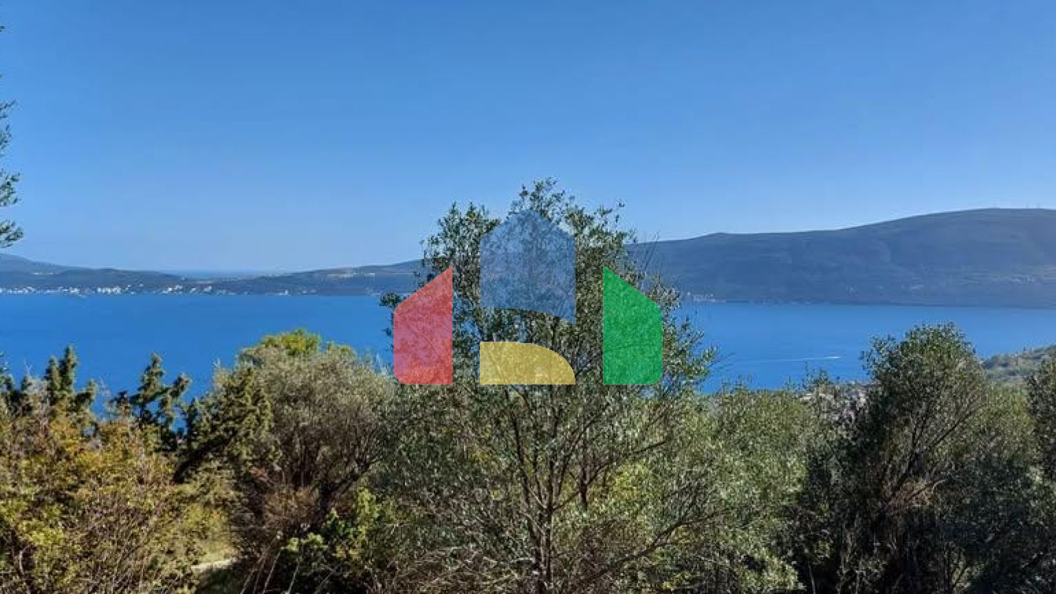 Каменная руина с панорамным видом на море в Биела