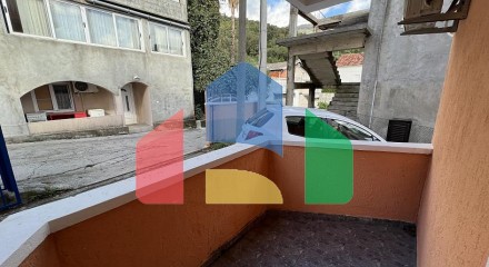 Просторная квартира 54м2 с частичным видом на море в Херцег Нови, Биела