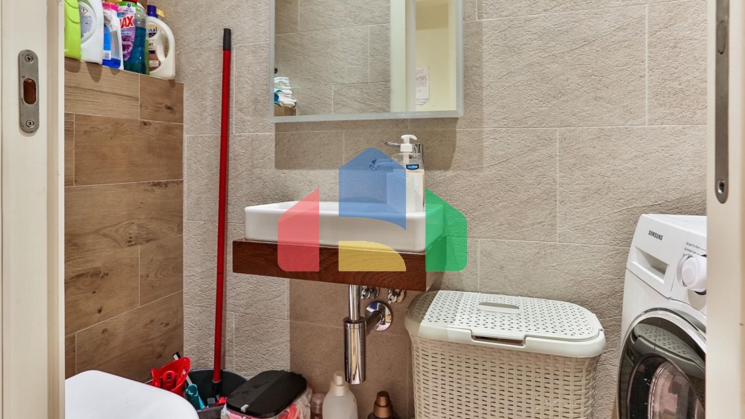 Квартира с 2 спальнями в здании Адмирал на Медитеранской улице в Будве