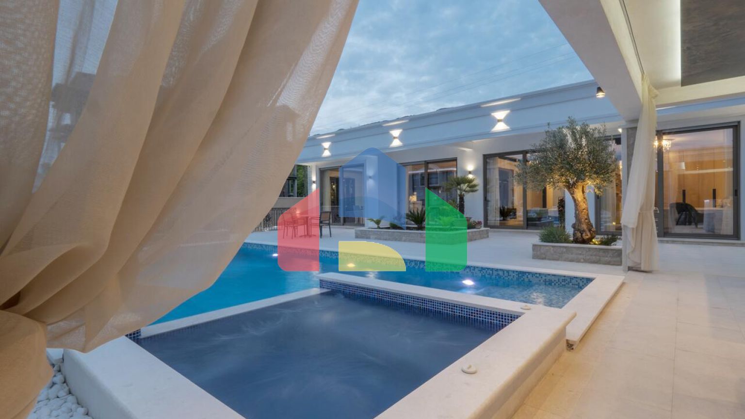 Новая роскошная вилла в Будве над пляжем Яз