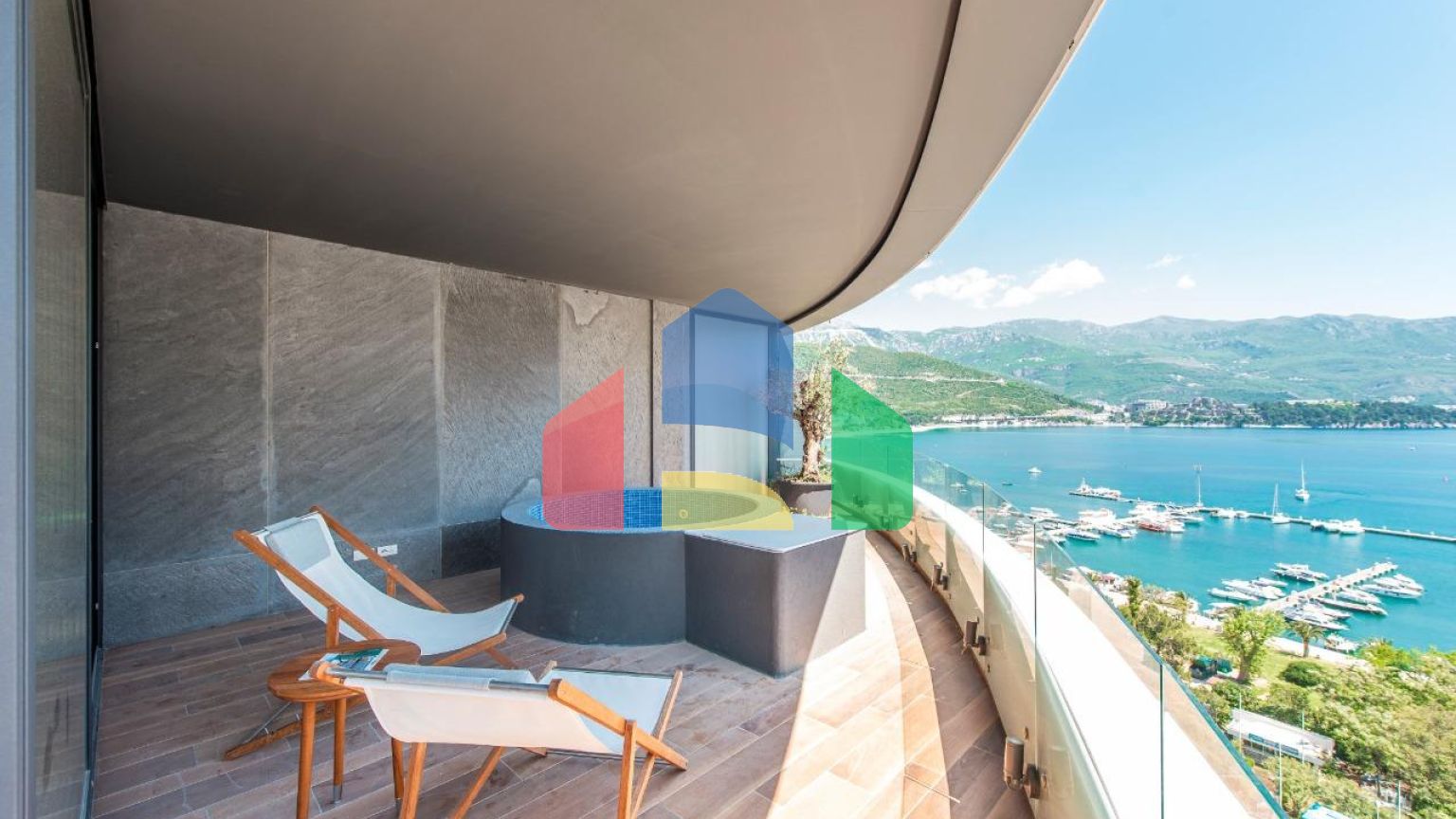 Роскошный дизайнерский пентхаус с тремя спальнями