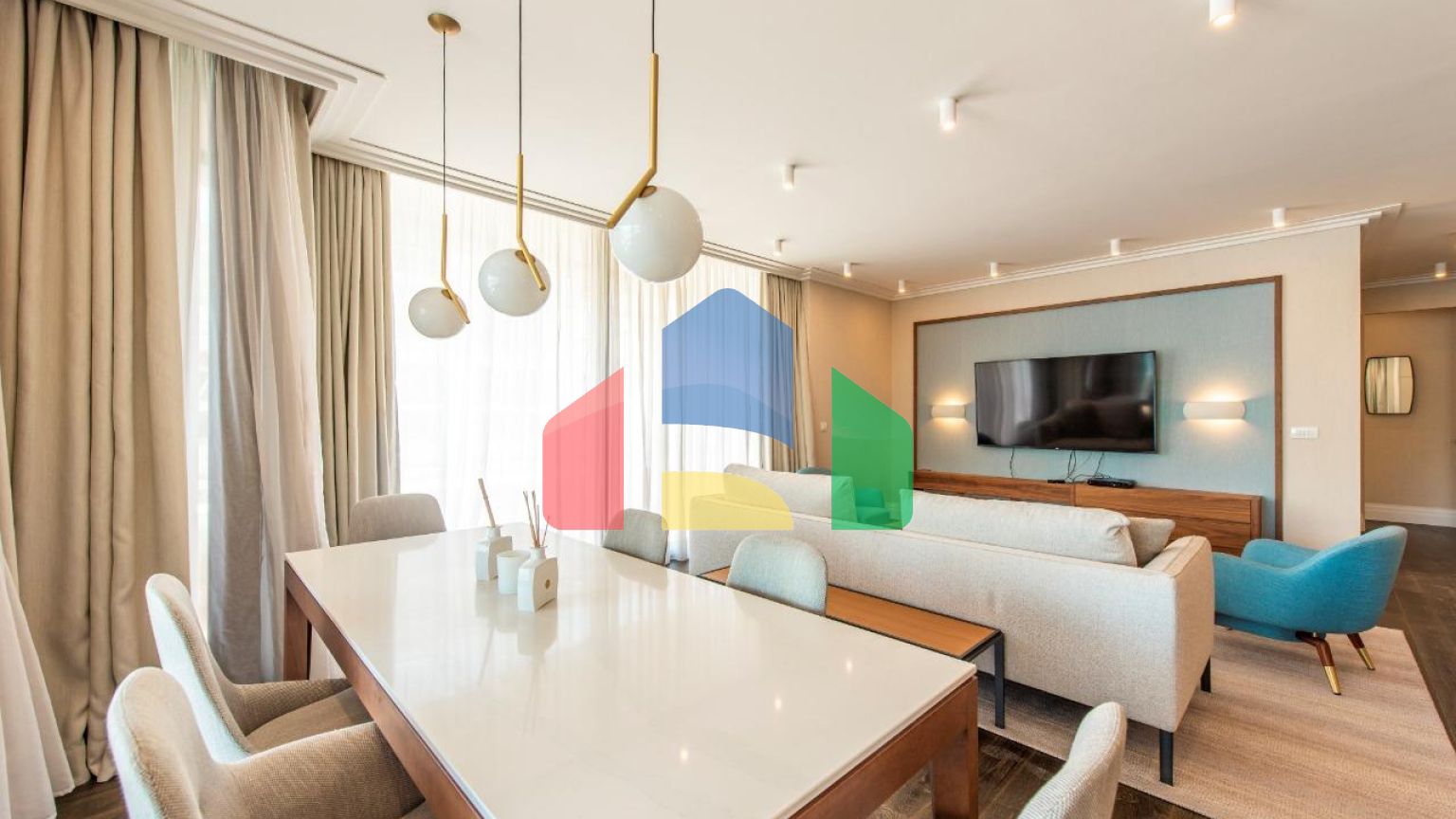 Роскошный дизайнерский пентхаус с тремя спальнями