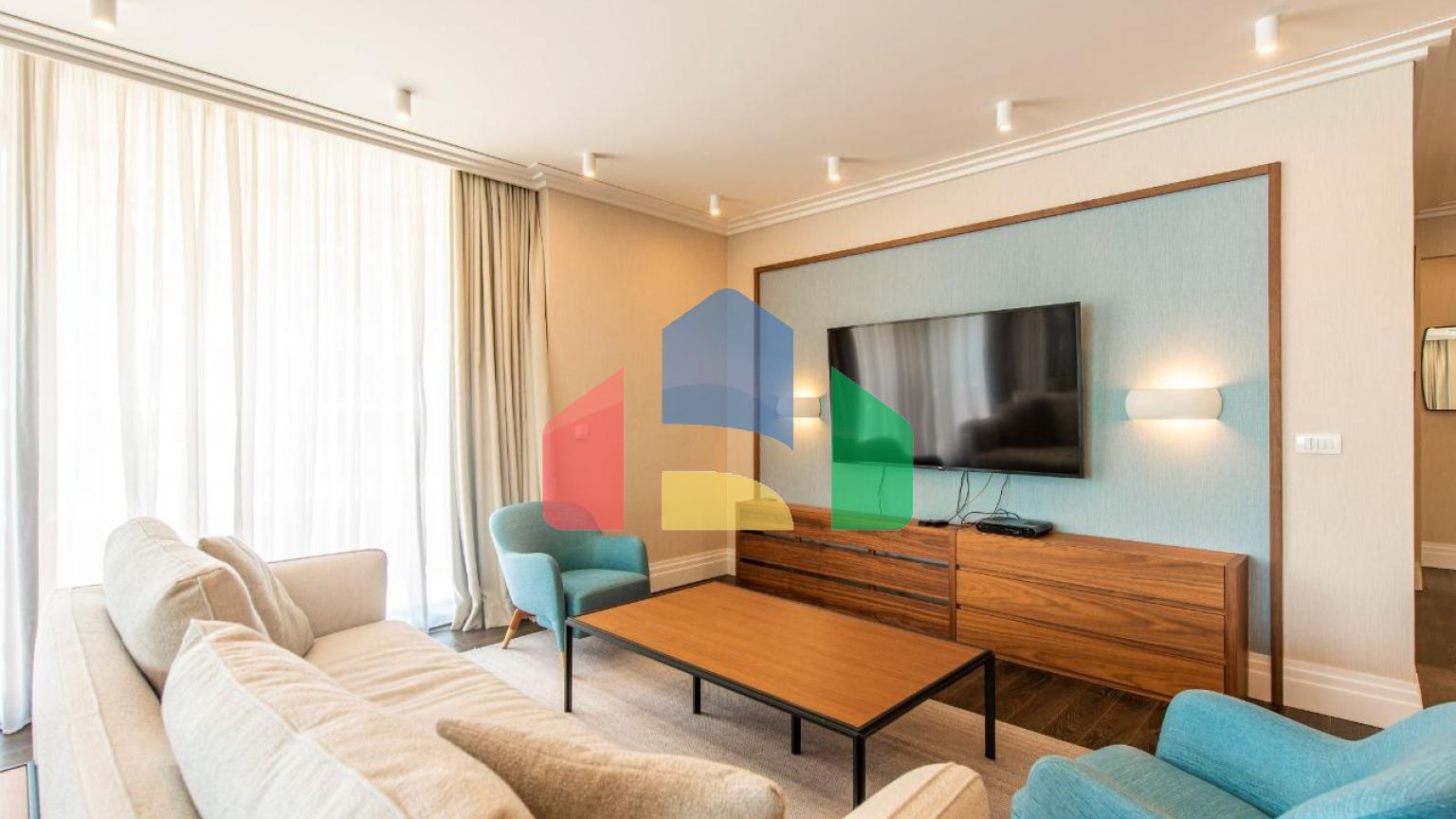 Роскошный дизайнерский пентхаус с тремя спальнями