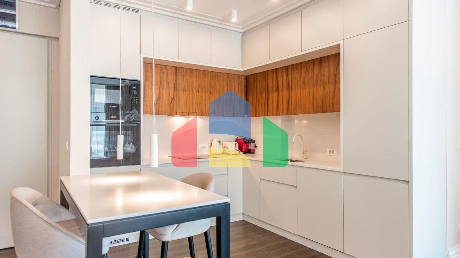 Роскошный дизайнерский пентхаус с тремя спальнями