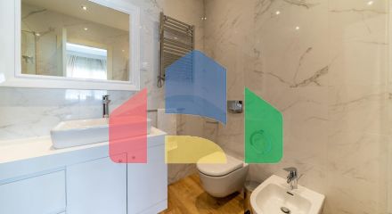 Светлая квартира с 2 спальнями в новом доме в центре Будвы Светлая квартира с 2 спальнями в новом доме в центре Будвы