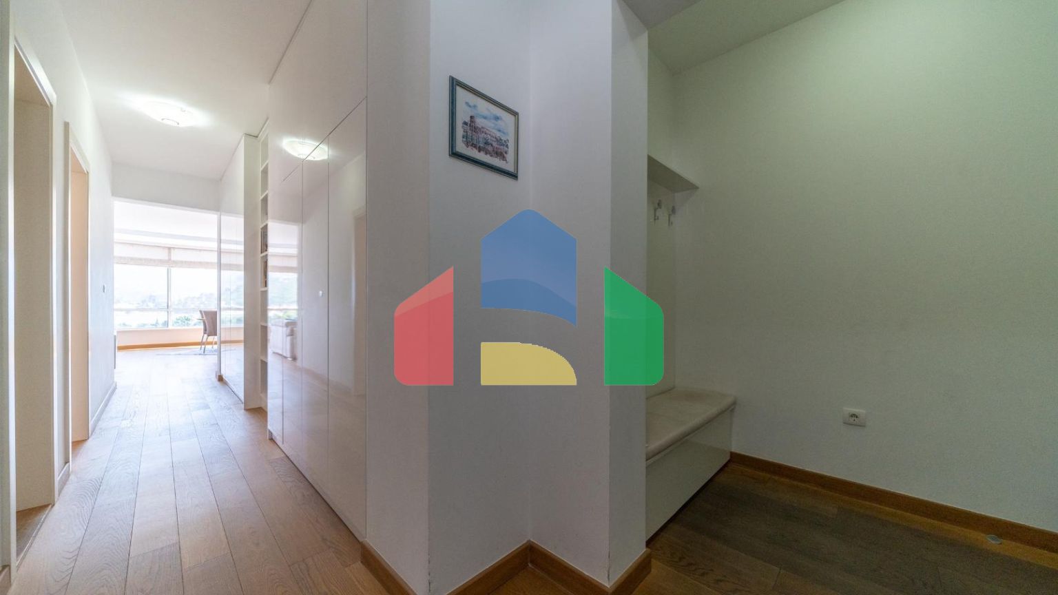 Светлая квартира с 2 спальнями в новом доме в центре Будвы