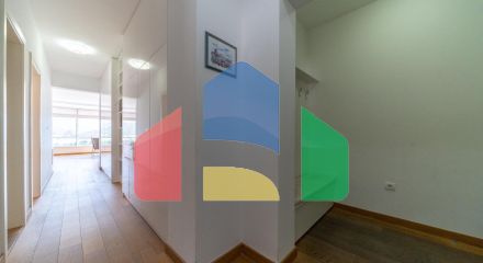 Светлая квартира с 2 спальнями в новом доме в центре Будвы Светлая квартира с 2 спальнями в новом доме в центре Будвы