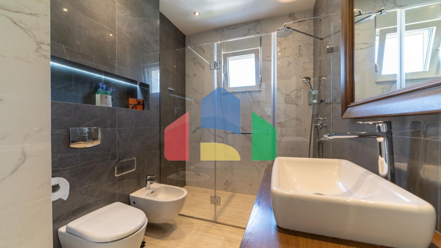 Светлая квартира с 2 спальнями в новом доме в центре Будвы