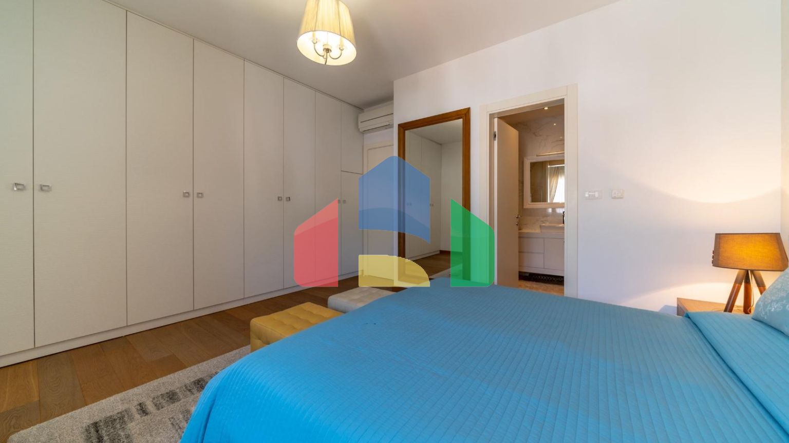 Светлая квартира с 2 спальнями в новом доме в центре Будвы