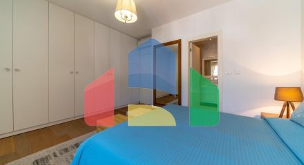 Светлая квартира с 2 спальнями в новом доме в центре Будвы Светлая квартира с 2 спальнями в новом доме в центре Будвы