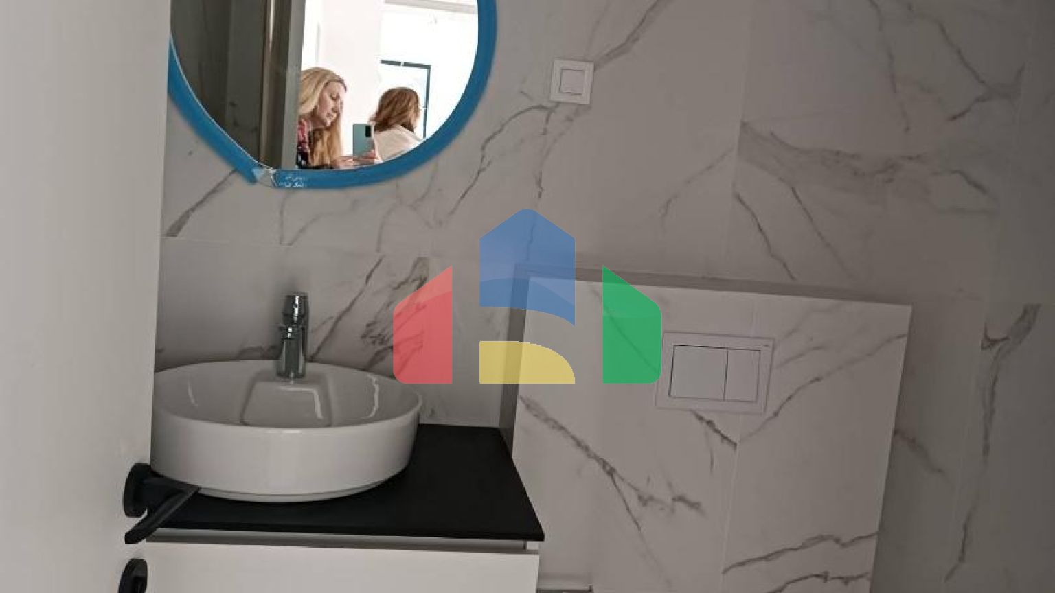 Квартира в комплексе с бассейном и панорамным видом в Будве.