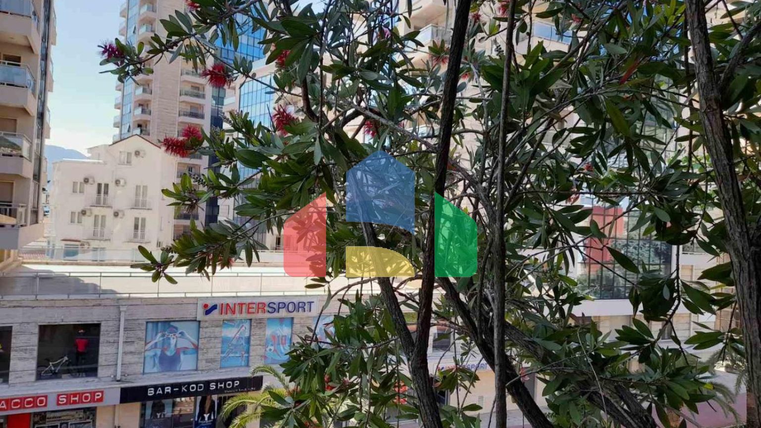 Современная меблированная квартира с двумя спальнями