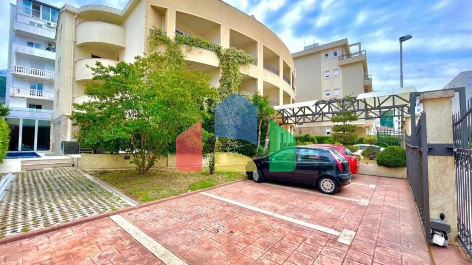 Отель в Будве на 27 номеров