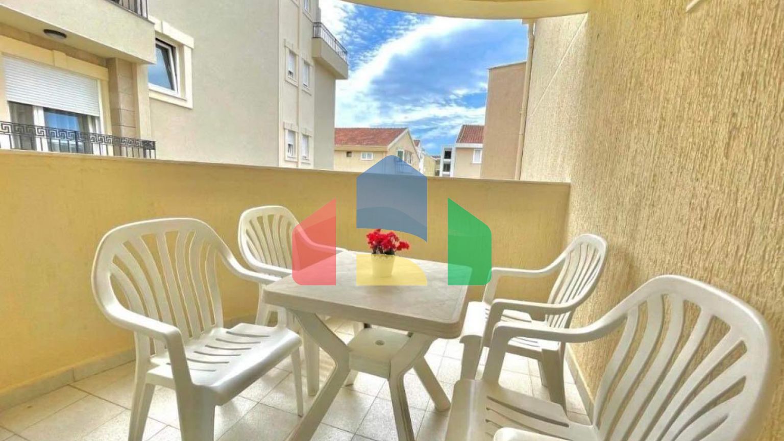 Отель в Будве на 27 номеров