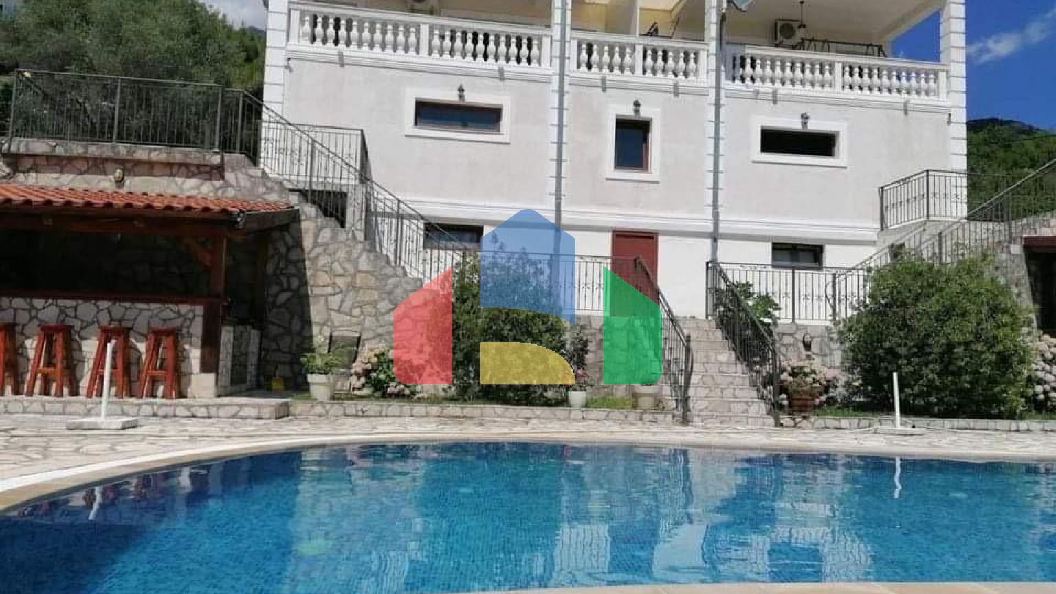 Отель с бассейном в Марковичи, Будва