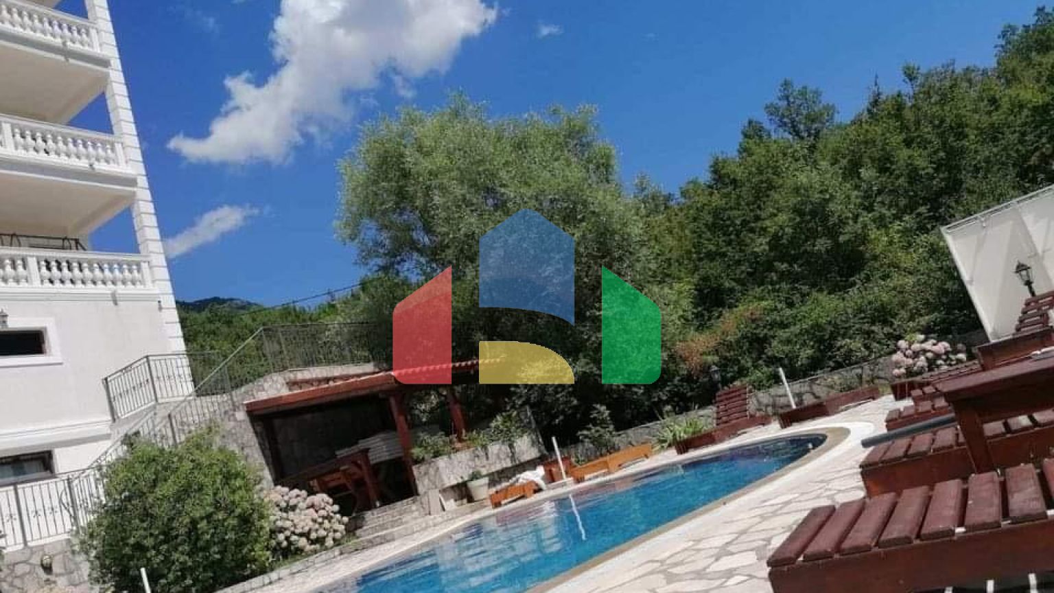 Отель с бассейном в Марковичи, Будва