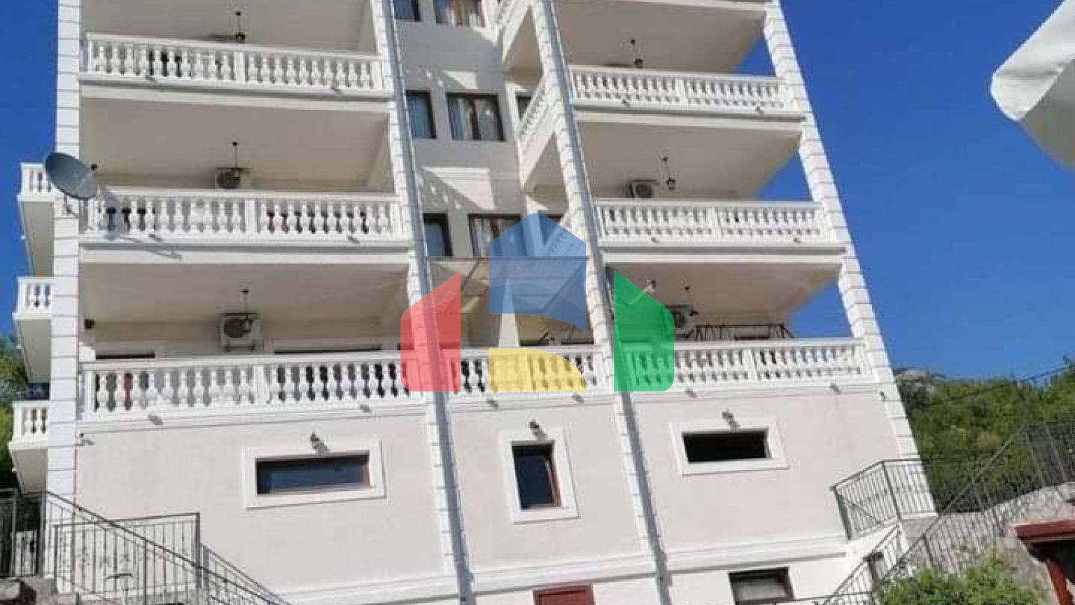 Отель с бассейном в Марковичи, Будва