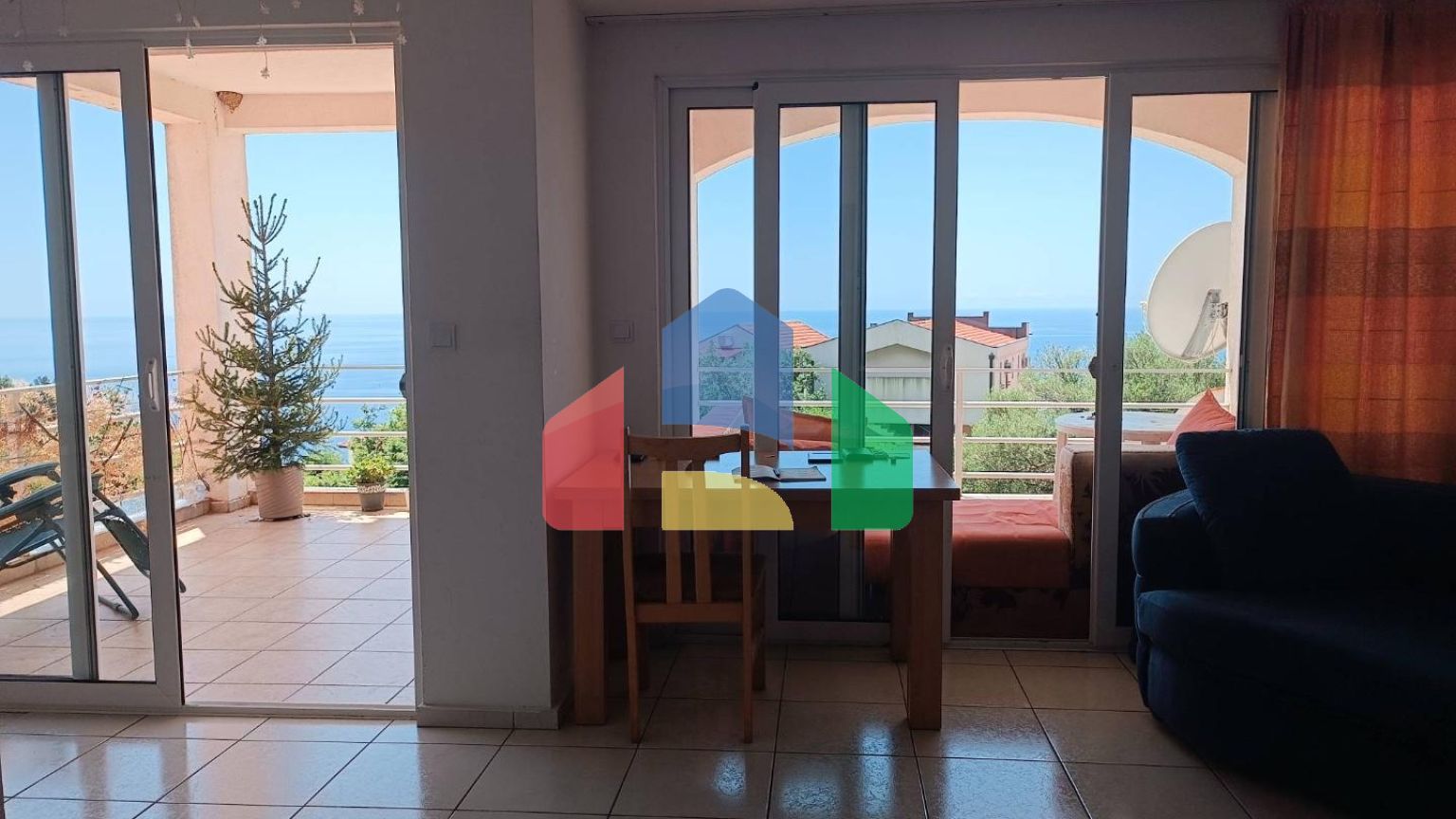 Квартира с 2 спальнями и видом на море в Сеоце, Будва.