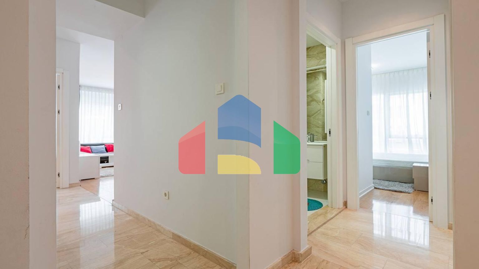 Комфортная квартира в апарт отеле 5* на 1-й линии моря в самом центре Будвы.