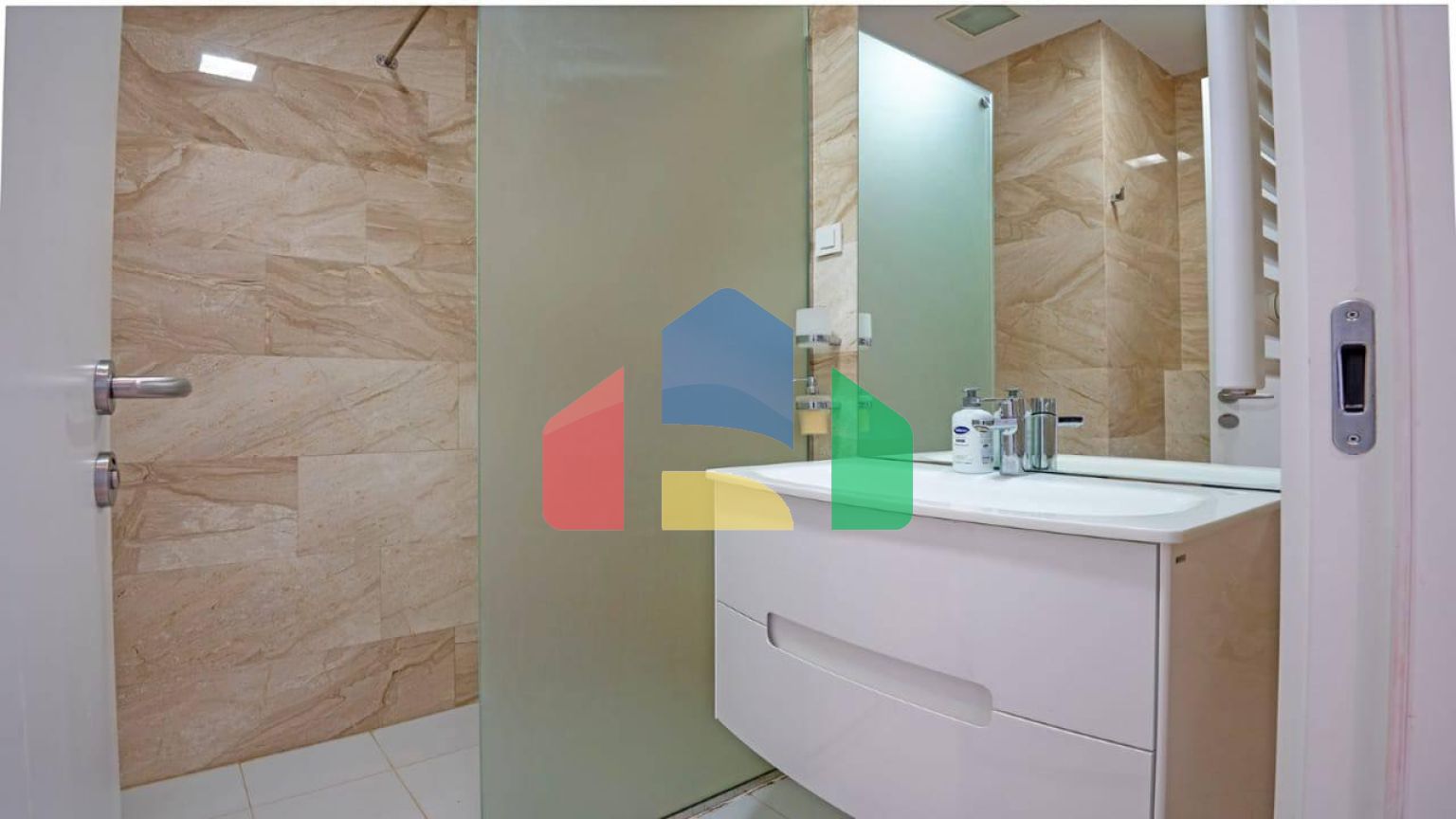 Комфортная квартира в апарт отеле 5* на 1-й линии моря в самом центре Будвы.