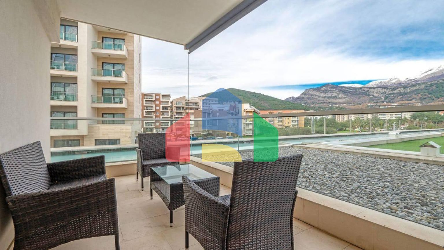 Комфортная квартира в апарт отеле 5* на 1-й линии моря в самом центре Будвы.