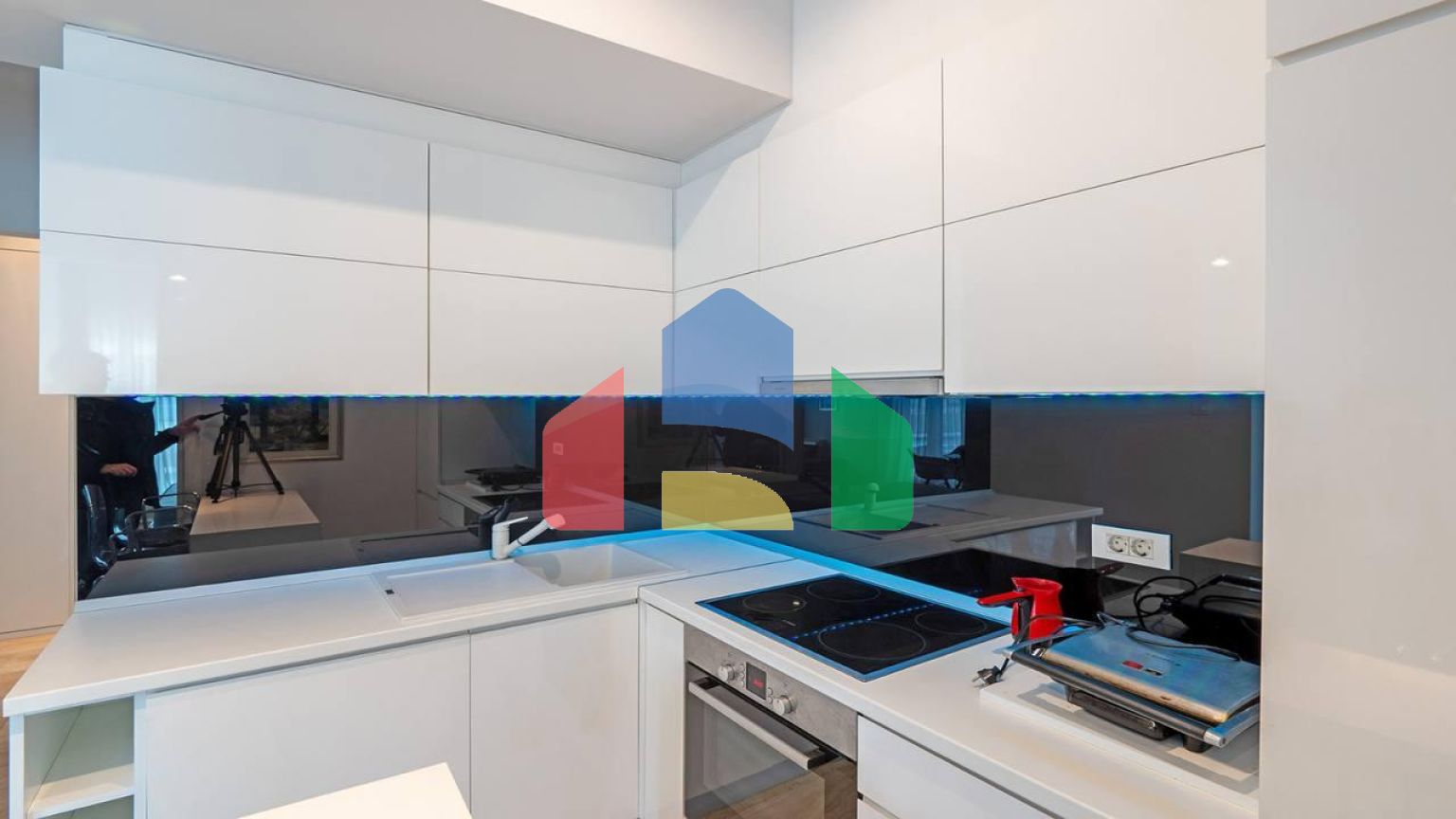 Комфортная квартира в апарт отеле 5* на 1-й линии моря в самом центре Будвы.