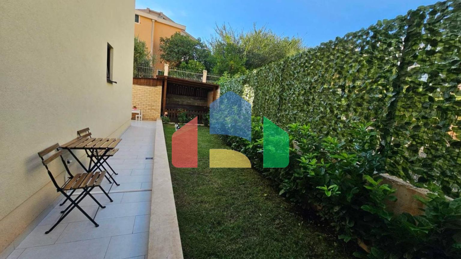 Квартира с 2 спальнями в Лази с собственным двором