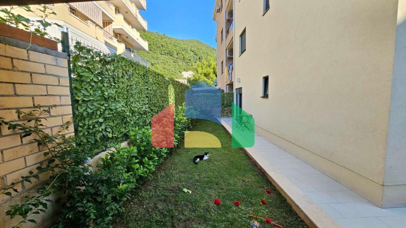 Квартира с 2 спальнями в Лази с собственным двором