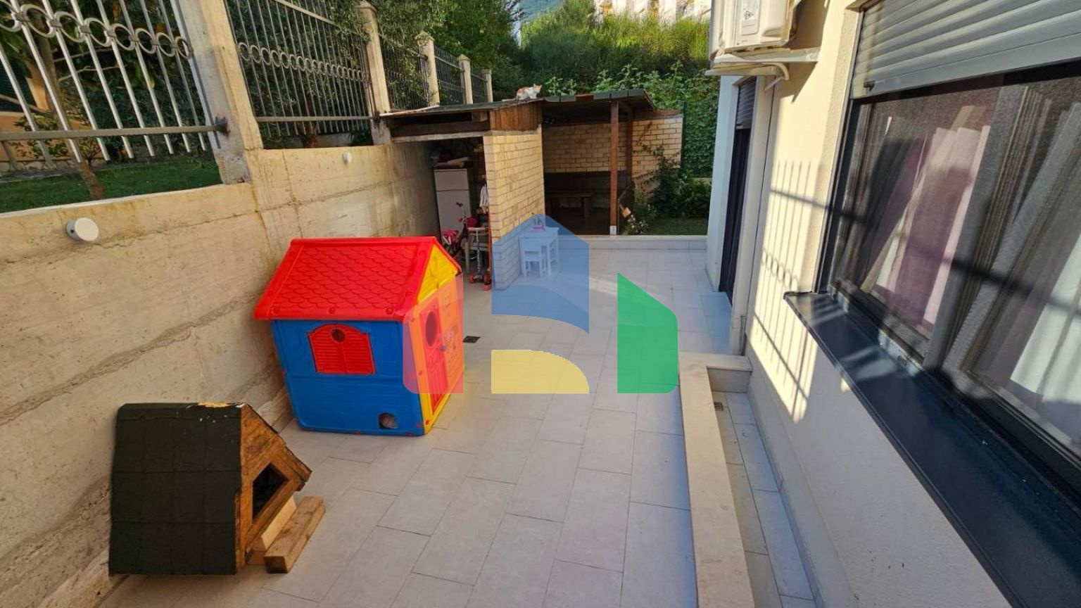 Квартира с 2 спальнями в Лази с собственным двором