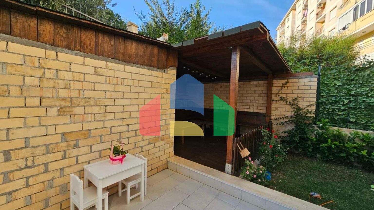 Квартира с 2 спальнями в Лази с собственным двором