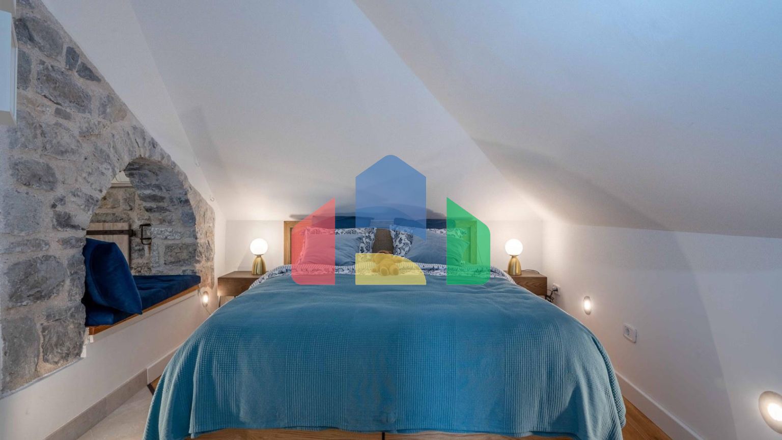 Будва, Старый город - уникальная квартира с видом на пляж и море