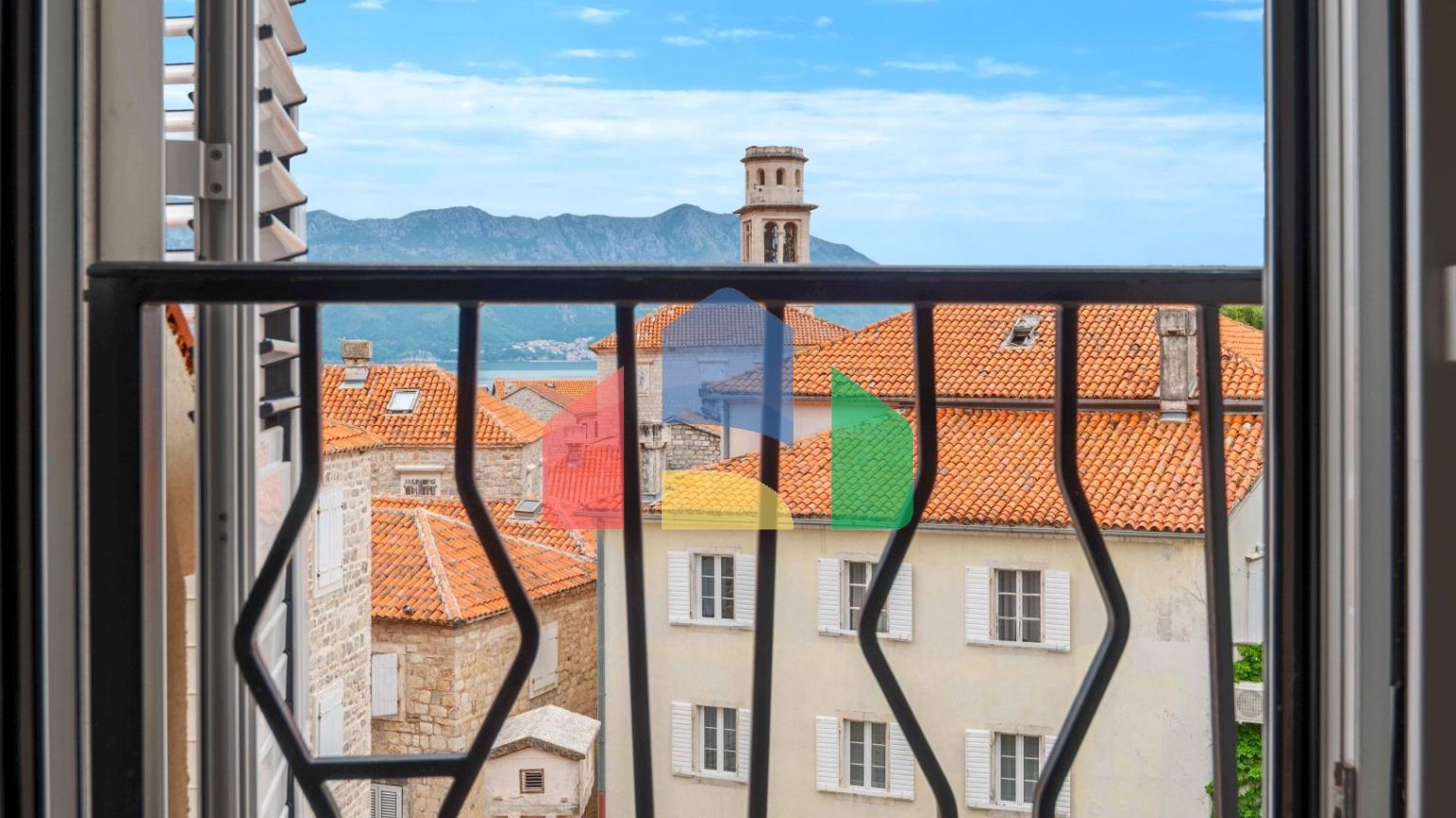 Будва, Старый город - уникальная квартира с видом на пляж и море