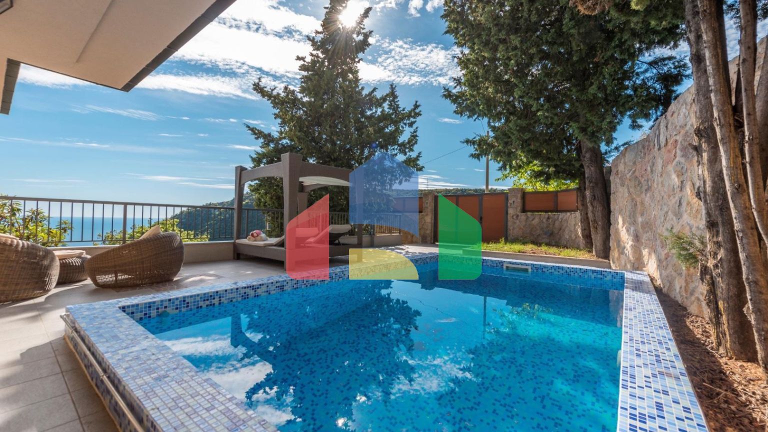 Трехэтажная вилла из камня с бассейном и панорамным видом на море в Марковичи, Будва