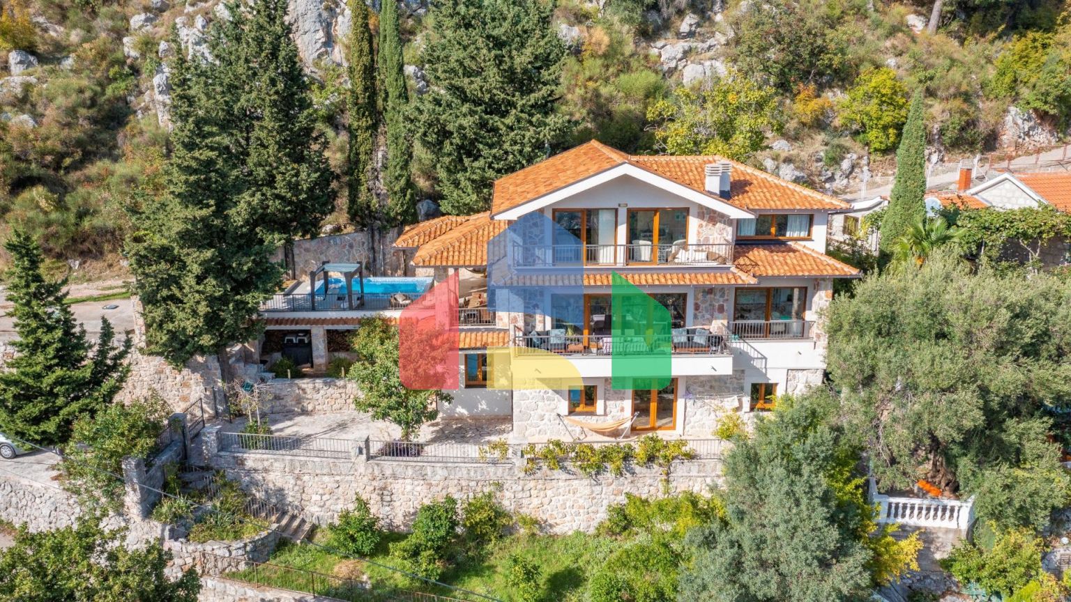 Трехэтажная вилла из камня с бассейном и панорамным видом на море в Марковичи, Будва