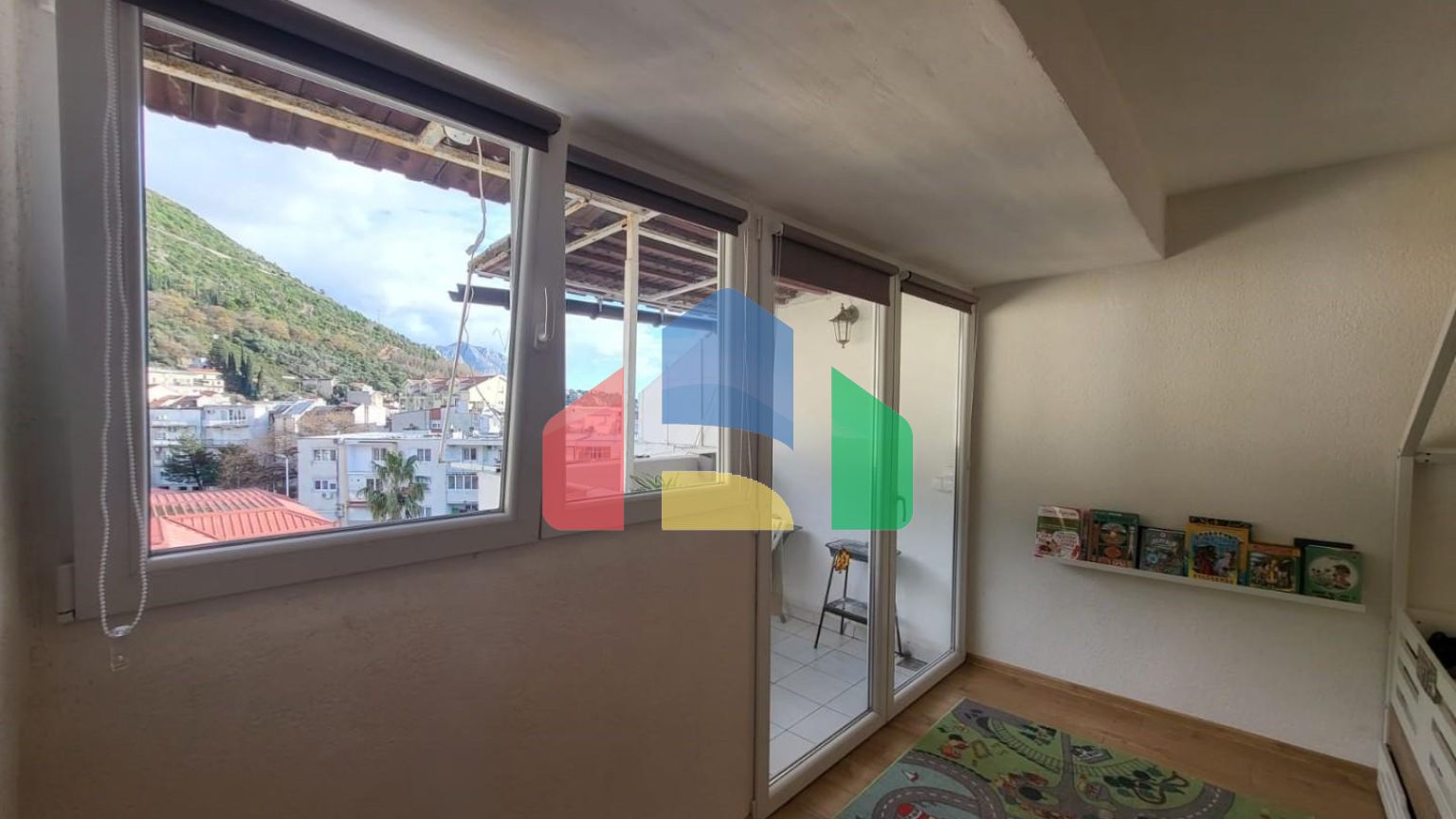 Будва. Уютная квартира с 2 спальнями, с красивым видом на горы