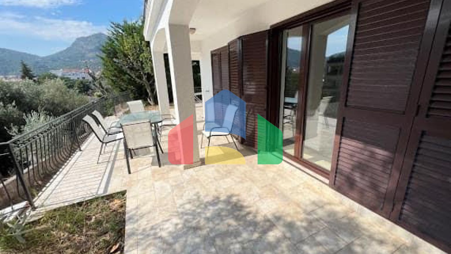 Эксклюзивная большая вилла в Будве возле моря