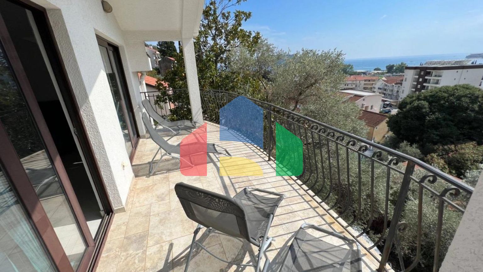 Эксклюзивная большая вилла в Будве возле моря