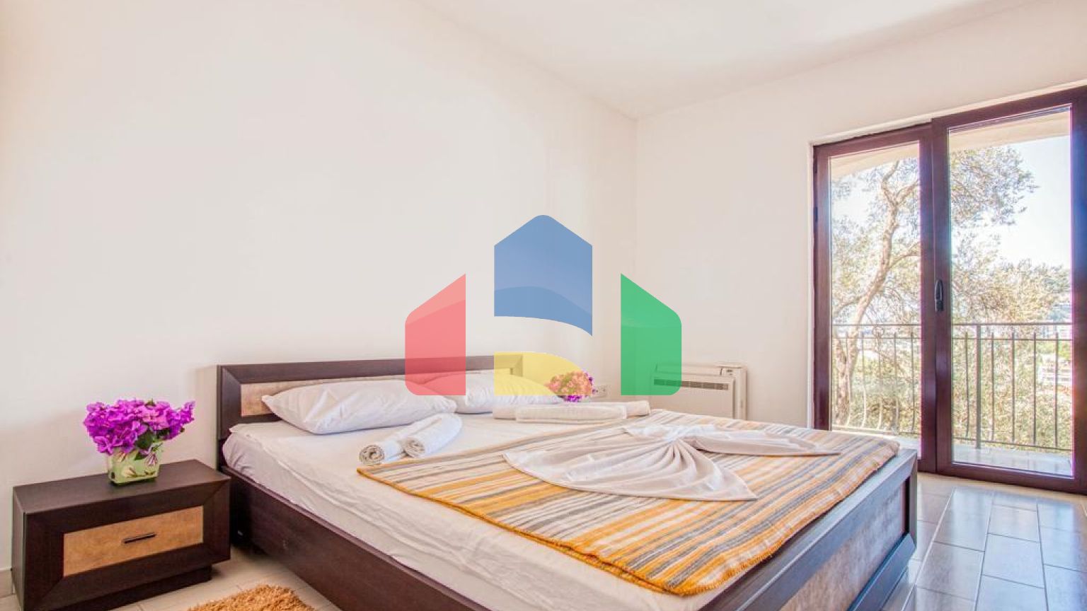 Эксклюзивная большая вилла в Будве возле моря