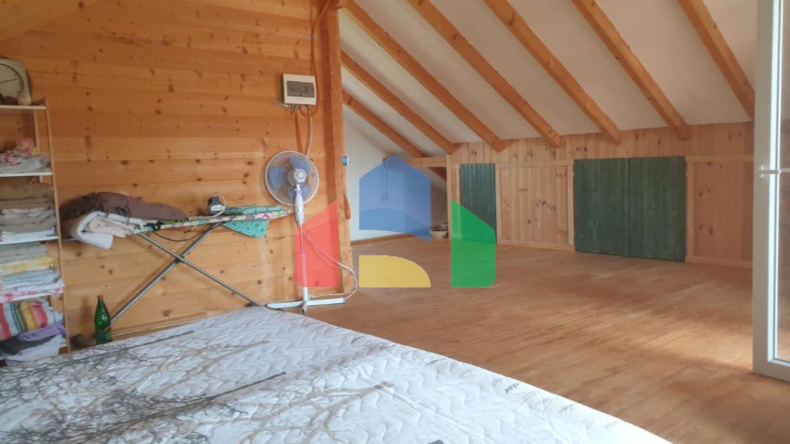 Продаются 3 дома с большим благоустроенным участком и с бассейном. Загора.