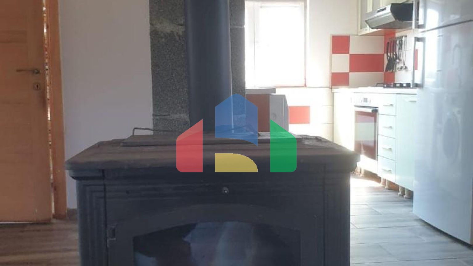 Продаются 3 дома с большим благоустроенным участком и с бассейном. Загора.