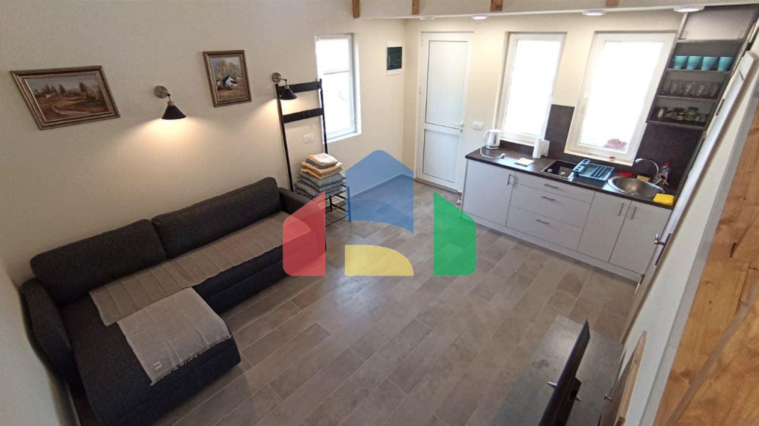 Продаются 3 дома с большим благоустроенным участком и с бассейном. Загора.