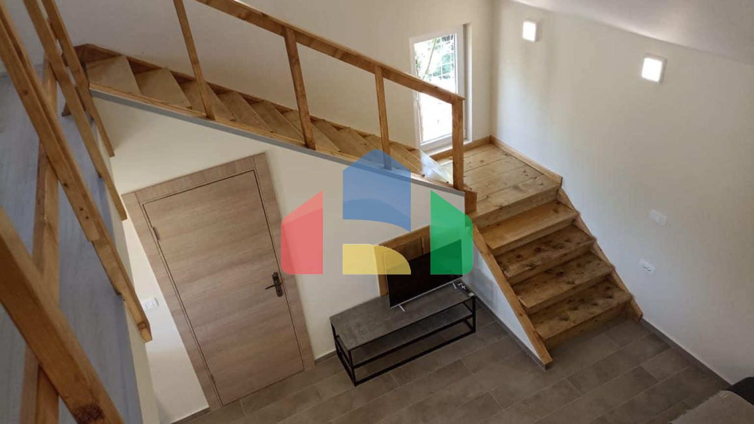 Продаются 3 дома с большим благоустроенным участком и с бассейном. Загора.