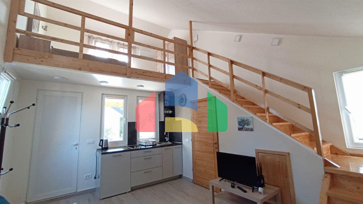 Продаются 3 дома с большим благоустроенным участком и с бассейном. Загора.