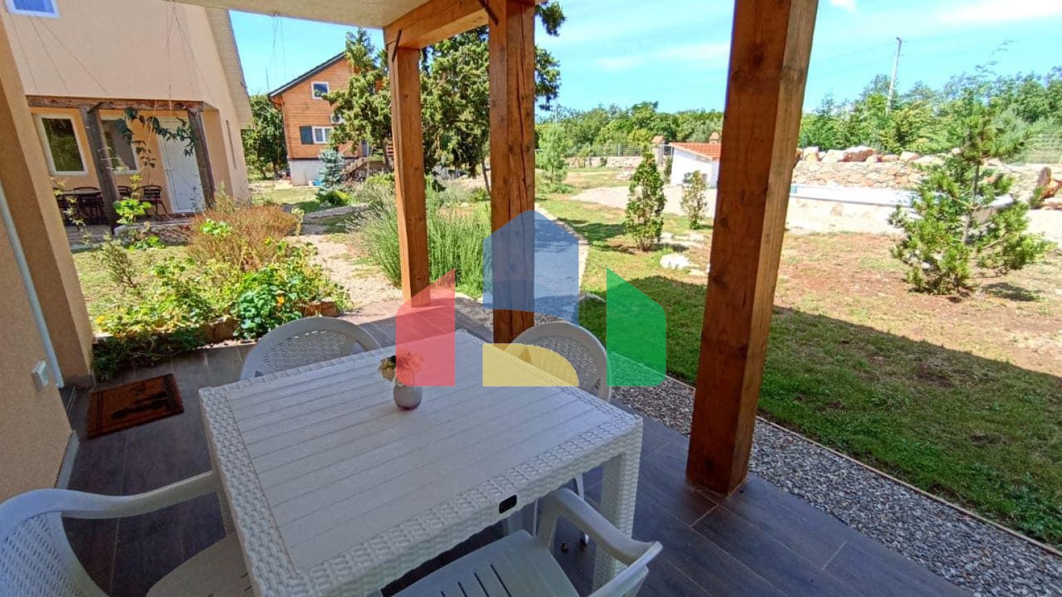 Продаются 3 дома с большим благоустроенным участком и с бассейном. Загора.