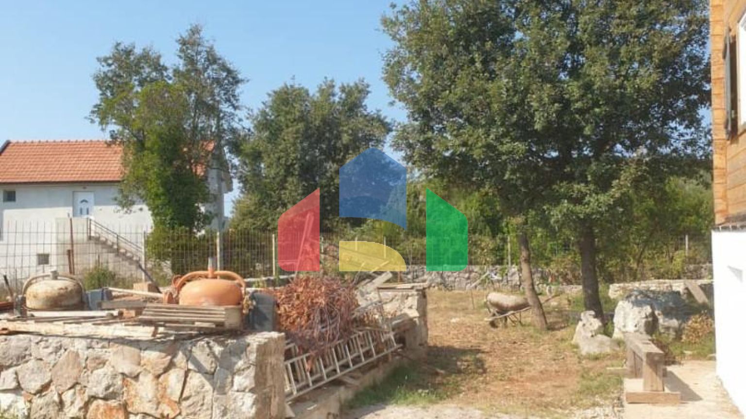 Продаются 3 дома с большим благоустроенным участком и с бассейном. Загора.