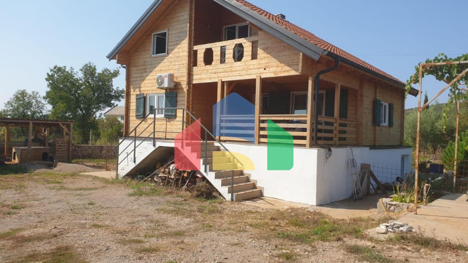 Продаются 3 дома с большим благоустроенным участком и с бассейном. Загора.