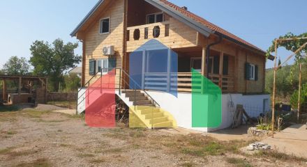 Продаются 3 дома с большим благоустроенным участком и с бассейном. Загора.