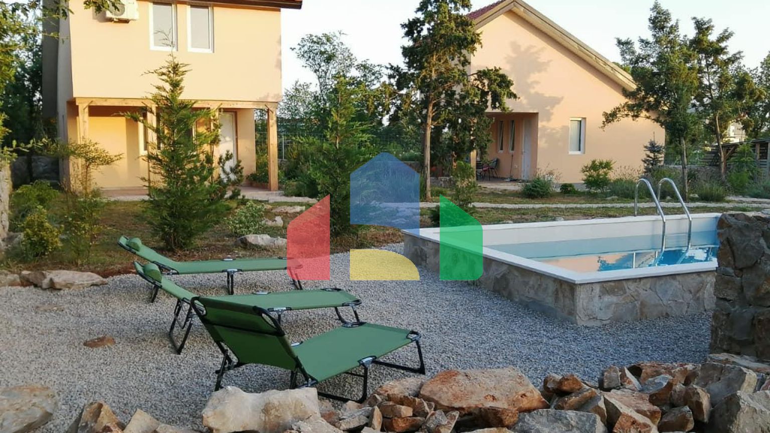 Продаются 3 дома с большим благоустроенным участком и с бассейном. Загора.