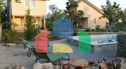 Продаются 3 дома с большим благоустроенным участком и с бассейном. Загора.