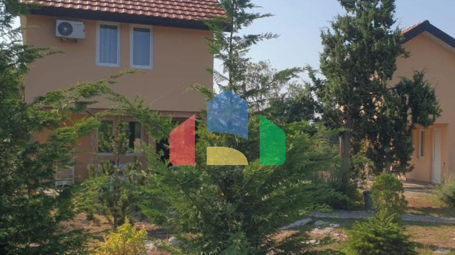 Продаются 3 дома с большим благоустроенным участком и с бассейном. Загора.